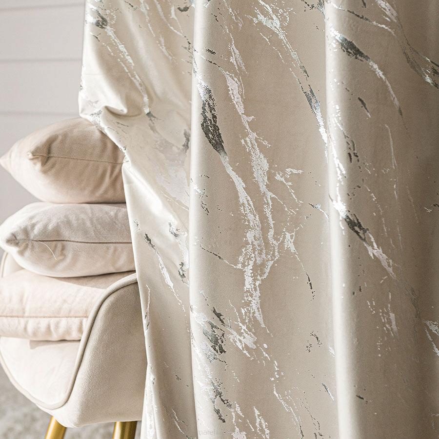 Zasłona gotowa na taśmie MARMA 140x250 jasnokremowa ze srebrnym nadrukiem