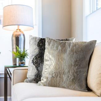 Poszewka dekoracyjna SOFI 45x45 Eurofirany kremowa zdobiona metalicznym nadrukiem