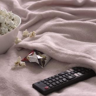 Koc narzuta BINGIE 150x180 pudrowy róz z rekawami TV