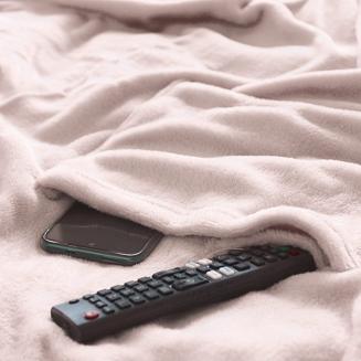 Koc narzuta BINGIE 150x180 pudrowy róz z rekawami TV