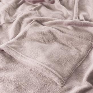 Koc narzuta BINGIE 150x180 pudrowy róz z rekawami TV