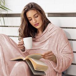 Koc narzuta BINGIE 150x180 pudrowy róz z rekawami TV