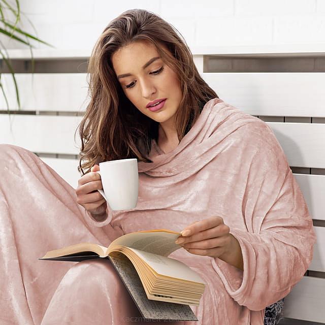 Koc narzuta BINGIE 150x180 pudrowy róz z rekawami TV