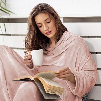 Koc narzuta BINGIE 150x180 pudrowy róz z rekawami TV