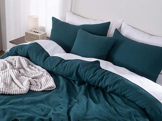 Narzuta dekoracyjna fakturowana Dotta 200x220 szmaragdowa z haftem kropek