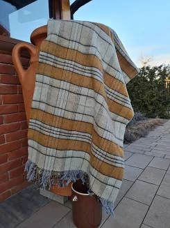 Koc wełniany z frędzlami 160x200 kremowa miodowa kratka