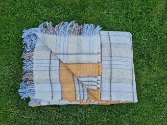 Koc wełniany z frędzlami 160x200 kremowa miodowa kratka