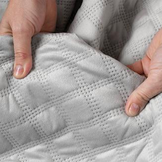 Narzuta dekoracyjna VELVI 220x240 pikowana w geometryczny wzór pastelowy szary