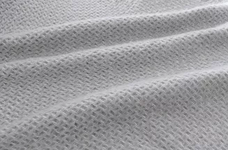 Koc bawełniano-akrylowy PURE 150x200 jasnoszary jacquard gofrowy wzór z frędzlami