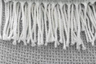 Koc bawełniano-akrylowy PURE 150x200 jasnoszary jacquard gofrowy wzór z frędzlami