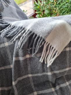 Koc wełniany z frędzlami 160x200 kratka ekri grafitowa