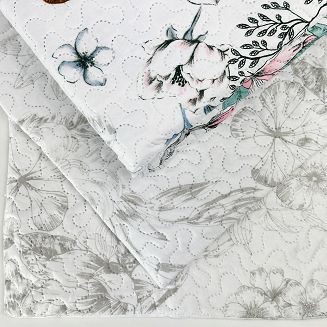 Narzuta dekoracyjna z poszewkami TAVIRA 220x240 biała szara niebieska różowa pastelowe kwiaty