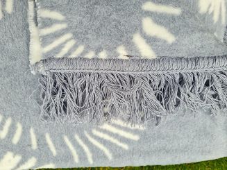 Koc bawełniano-akrylowy 150x200 szary biały w azteckie słońca