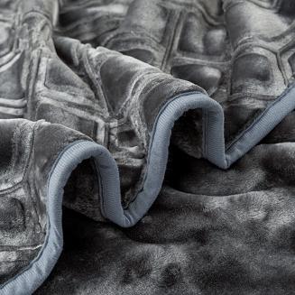 Koc akrylowy na fotel tłoczony VITO 200x220 geometryczny wzór grafitowy