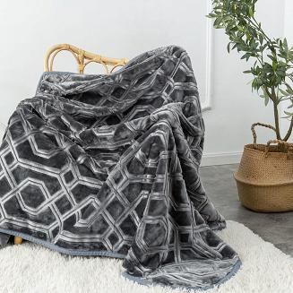 Koc akrylowy na fotel tłoczony VITO 200x220 geometryczny wzór grafitowy