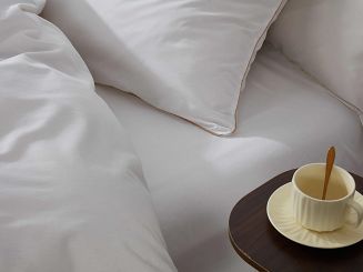 Pościel satyna bawełniana Queen Premium 220x200 biała ze złotą lamówką