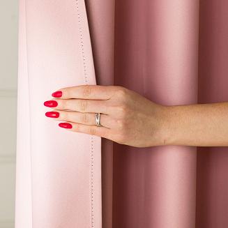 Zasłona gotowa typu blackout na przelotkach DONA 140x 250 pastelowy różowy