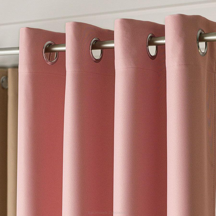 Zasłona gotowa typu blackout na przelotkach DONA 140x 250 pastelowy różowy