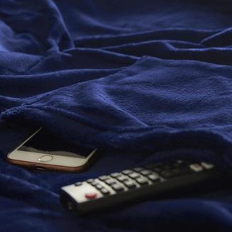 Koc narzuta BINGIE 150x180 granatowy z rękawami TV