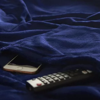 Koc narzuta BINGIE 150x180 granatowy z rękawami TV