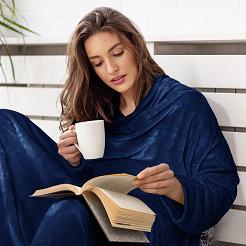 Koc narzuta BINGIE 150x180 granatowy z rękawami TV