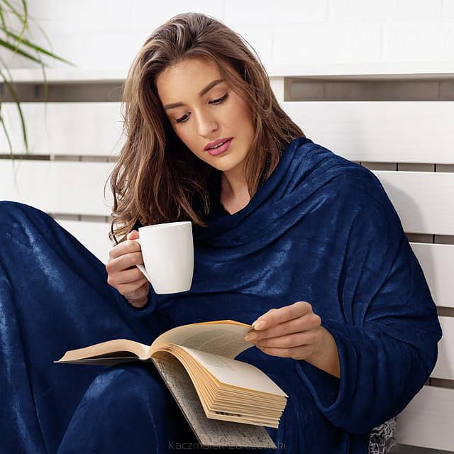 Koc narzuta BINGIE 150x180 granatowy z rękawami TV