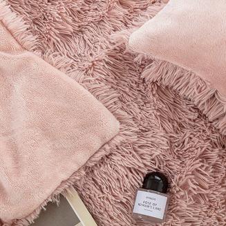 Koc narzuta na łóżko YETI 150x200 włochacz o strukturze futra pudrowy