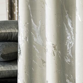 Zasłona gotowa na taśmie MARMA 140x250 pastelowy szary ze srebrnym nadrukiem