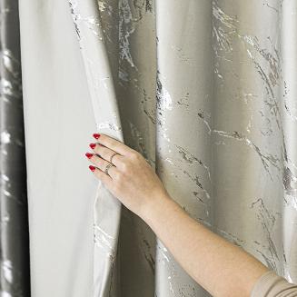 Zasłona gotowa na taśmie MARMA 140x250 pastelowy szary ze srebrnym nadrukiem