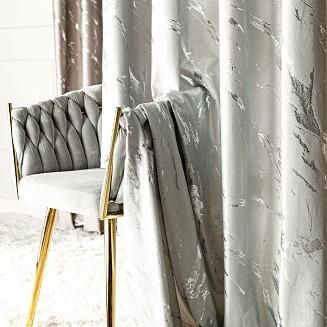 Zasłona gotowa na taśmie MARMA 140x250 pastelowy szary ze srebrnym nadrukiem