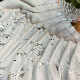 Zasłona gotowa na taśmie MARMA 140x250 pastelowy szary ze srebrnym nadrukiem