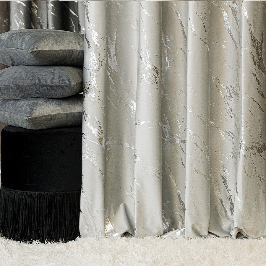 Zasłona gotowa na taśmie MARMA 140x250 pastelowy szary ze srebrnym nadrukiem