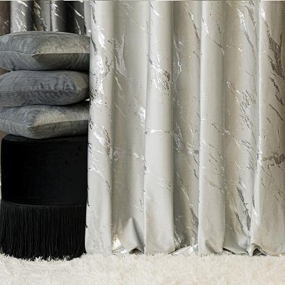 Zasłona gotowa na taśmie MARMA 140x250 pastelowy szary ze srebrnym nadrukiem