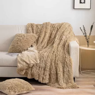 Koc narzuta na łóżko YETI 150x200 włochacz o strukturze futra beżowy