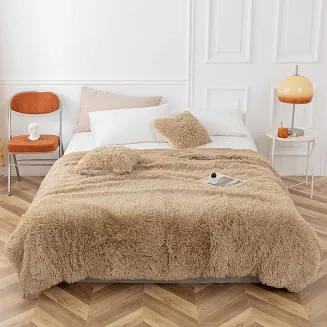 Koc narzuta na łóżko YETI 150x200 włochacz o strukturze futra beżowy