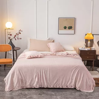 Koc narzuta Ruffy 150x200 pudrowy róż z falbankami