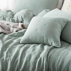 Poszewka muślinowa struktura do narzuty Stella 45x45 szałwiowa z haftem krzyżyków