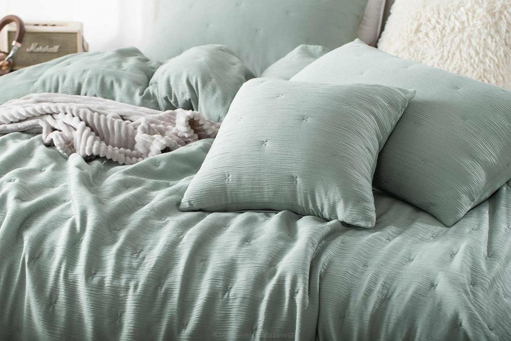 Poszewka muślinowa struktura do narzuty Stella 45x45 szałwiowa z haftem krzyżyków