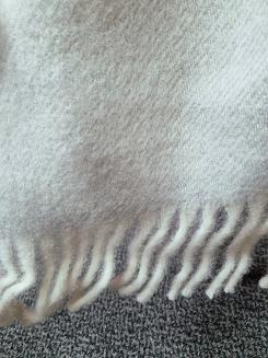 Koc wełniany z frędzlami 150x200 DIAGONAL wełna nowozelandzka jasnoszary