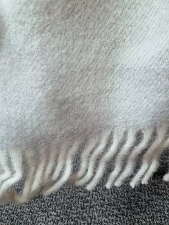 Koc wełniany z frędzlami 150x200 DIAGONAL wełna nowozelandzka jasnoszary
