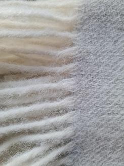 Koc wełniany z frędzlami 150x200 DIAGONAL wełna nowozelandzka jasnoszary