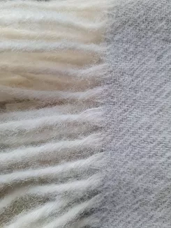 Koc wełniany z frędzlami 150x200 DIAGONAL wełna nowozelandzka jasnoszary