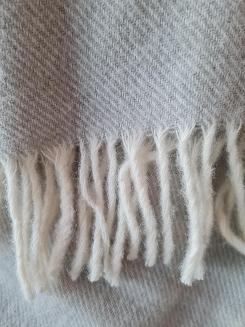 Koc wełniany z frędzlami 150x200 DIAGONAL wełna nowozelandzka jasnoszary