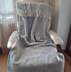 Koc wełniany z frędzlami 150x200 DIAGONAL wełna nowozelandzka jasnoszary