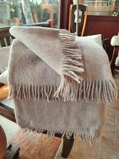 Koc wełniany jednobarwny z frędzlami sepia