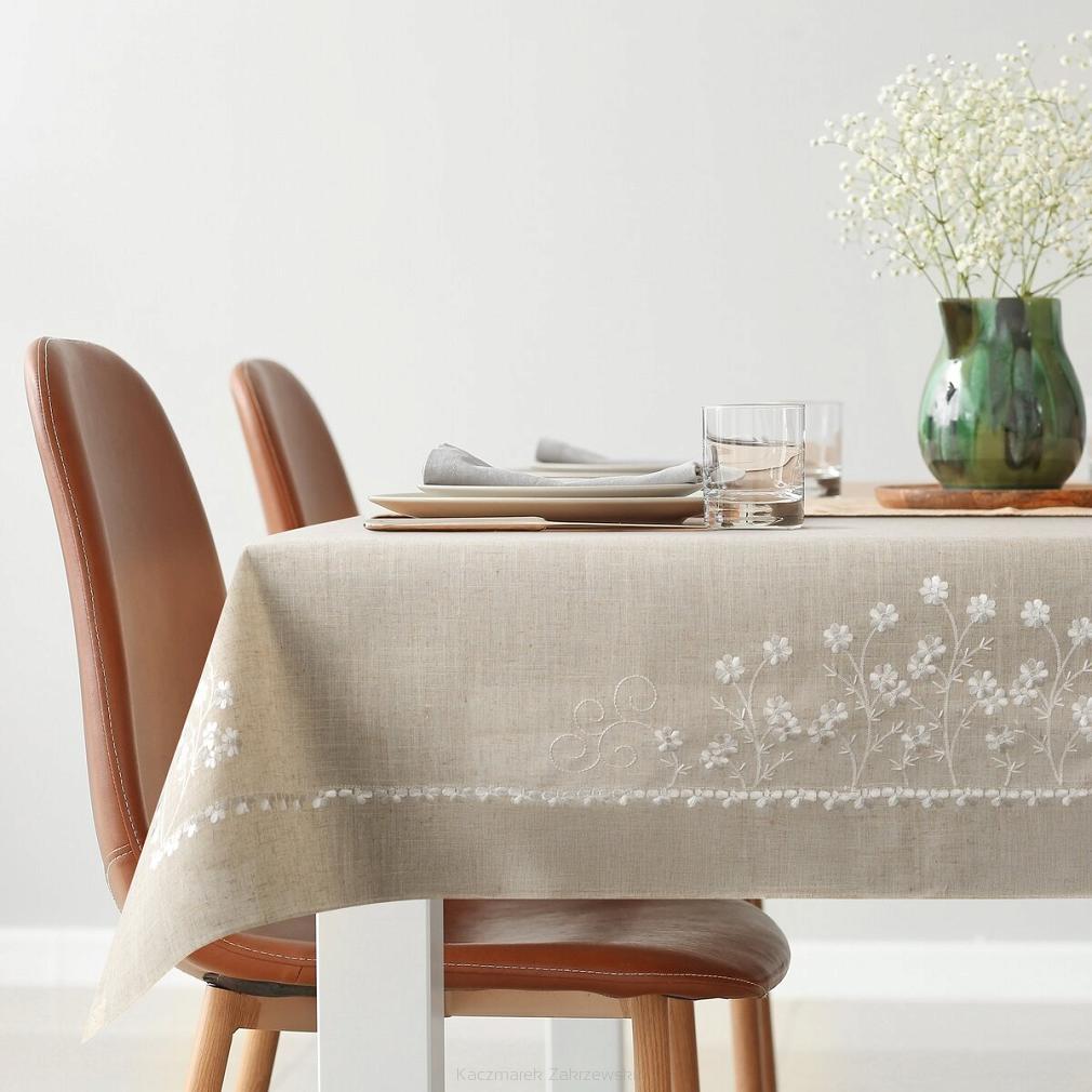Obrus dekoracyjny ADELINE 140x220 Eurofirany z dodatkiem lnu beżowy w białe haftowane kwiatuszki