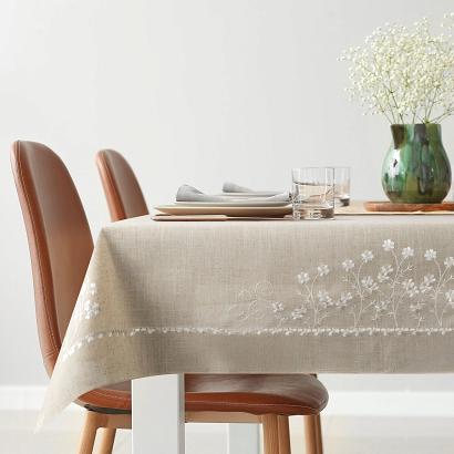 Obrus dekoracyjny ADELINE 140x220 Eurofirany z dodatkiem lnu beżowy w białe haftowane kwiatuszki
