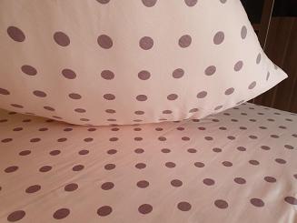 Pościel jersey 160x200 morelowa w beżowe grochy