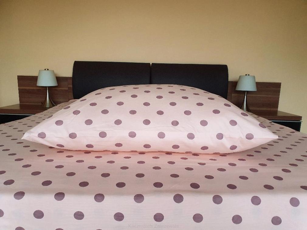 Pościel jersey 160x200 morelowa w beżowe grochy