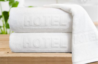 Ręcznik hotelowy Frotex Baden-Baden 70x140 biały z napisem HOTEL